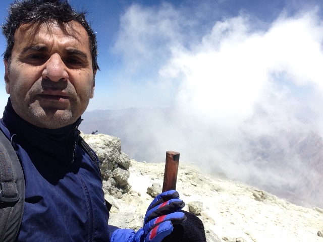  خاکسترهای آتشفشانی در حال خروج از دهانه قله دماوند